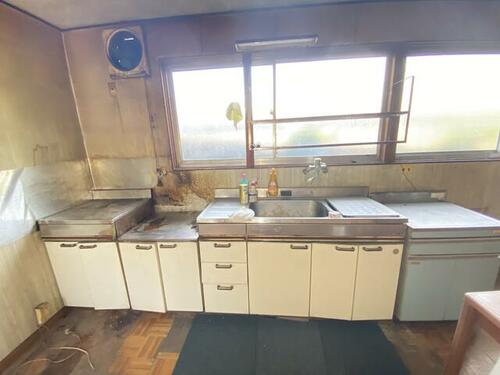 Japanese-Style Kitchen – A functional kitchen with ample counter space and potential for updates.