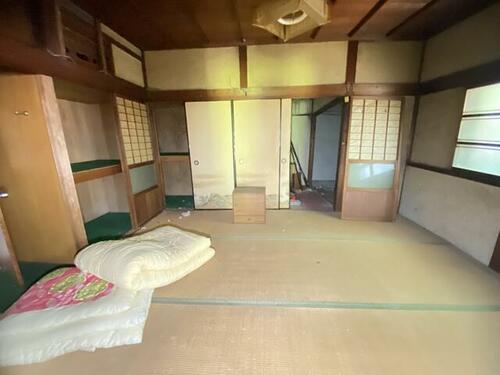 Located in Kinokawa, Wakayama, this traditional Japanese home offers a spacious layout with multiple tatami rooms, a large kitchen, and a serene rural atmosphere. Old Houses Japan is here to guide you thorugh your akiya purchase step by step.