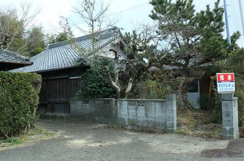 This traditional Japanese home in Kinokawa, Wakayama offers a unique blend of rustic charm and spacious living. Old Houses Japan is here to guide you through your akiya purchase step by step.