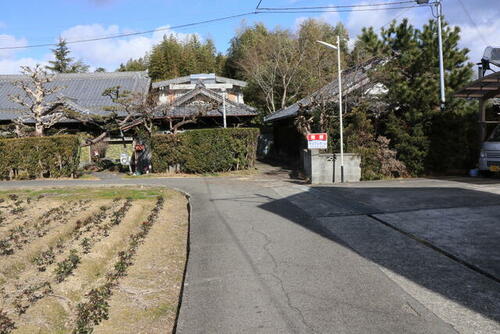 This traditional Japanese home in Kinokawa, Wakayama offers a unique blend of rustic charm and spacious living. Old Houses Japan is here to guide you through your akiya purchase step by step.