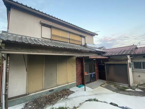 Discover the charm of this traditional Japanese home in Kinokawa, Wakayama, perfect for those seeking a peaceful countryside retreat or a unique renovation project. Old Houses Japan is here to guide you through your akiya purchase step by step and lead you through it with expert knowledge. Contact Old Houses Japan today to start your akiya purchase journey!