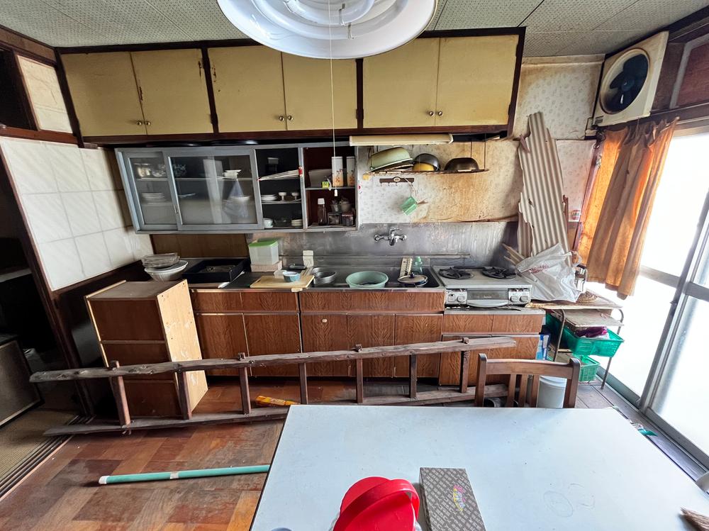Functional Kitchen with Japanese Design – A vintage-style kitchen with storage and counter space.