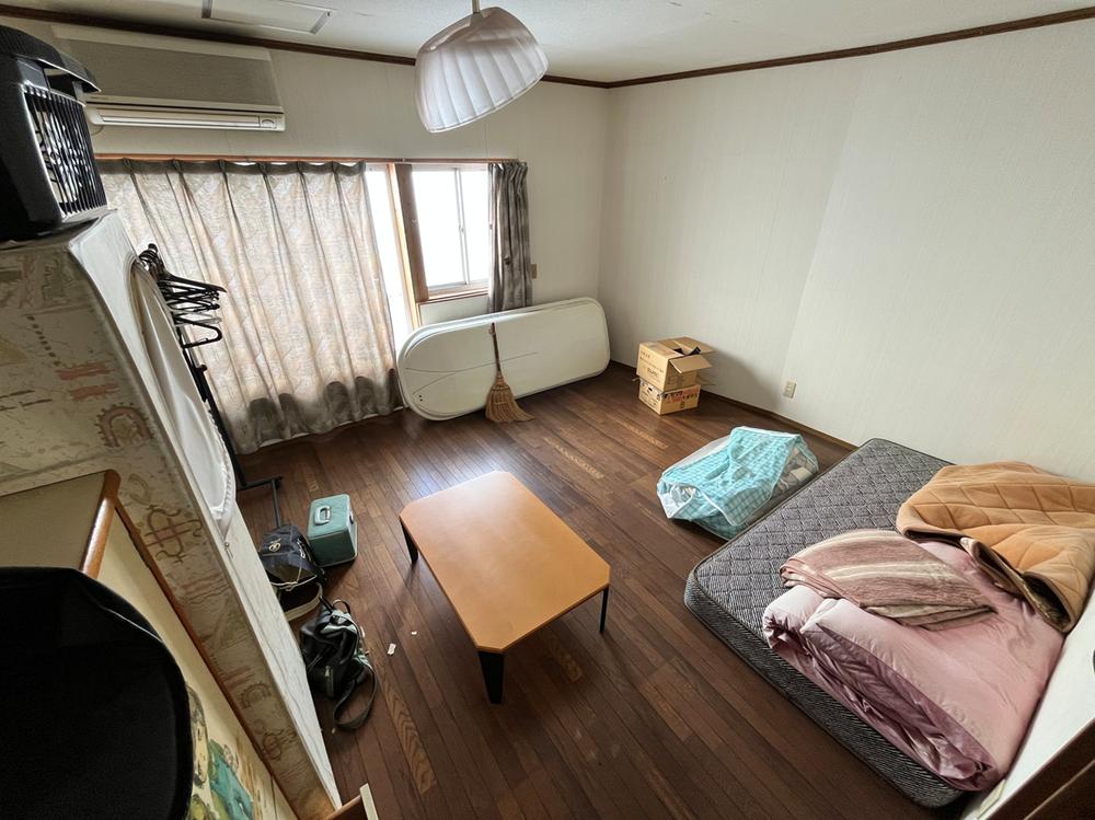 Rustic Wooden Living Area – Open space with aged wood interiors, ready for restoration.
