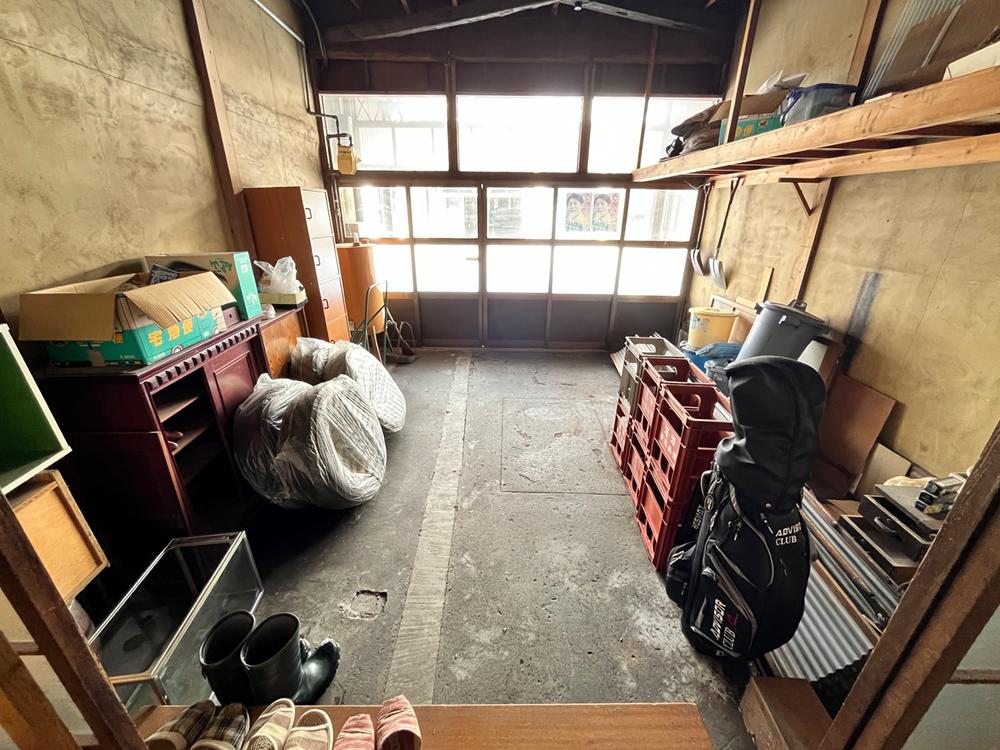 Located in Joetsu, Niigata, this expansive traditional home offers a unique opportunity for those looking to renovate an akiya and embrace countryside living. Old Houses Japan is here to guide you through your akiya purchase step by step and lead you through it with expert knowledge. Contact Old Houses Japan today to start your akiya purchase journey!