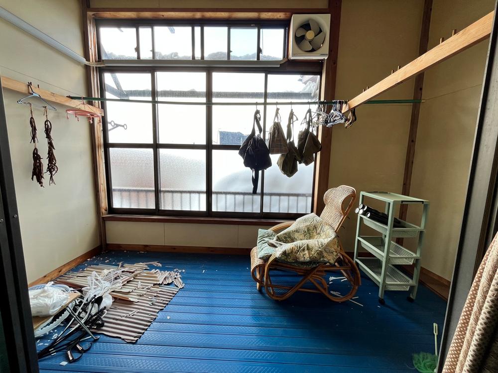 Spacious Tatami Room with Shoji Doors – Classic tatami flooring, wooden beams, and soft natural lighting.