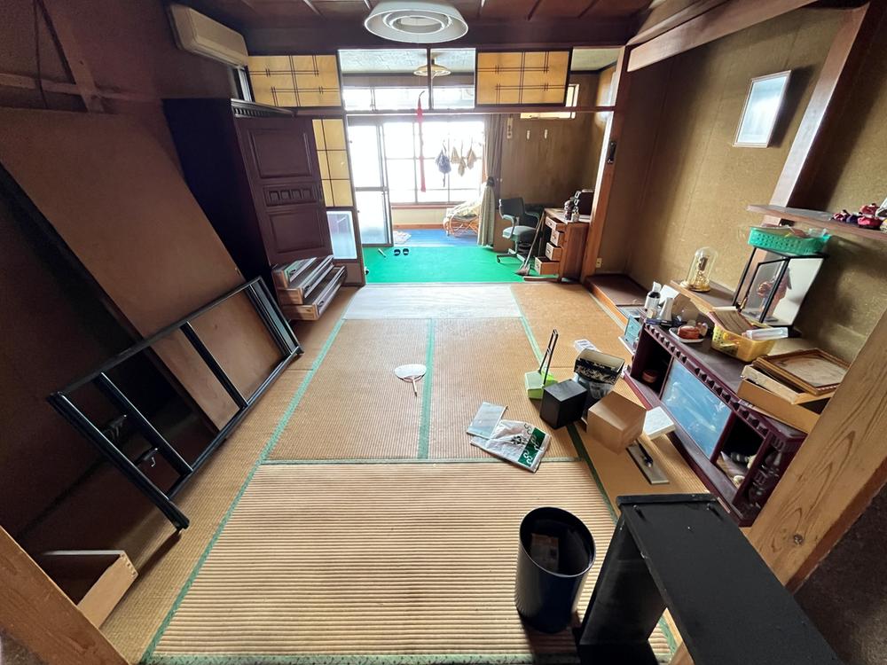 Spacious Tatami Room with Shoji Doors – Classic tatami flooring, wooden beams, and soft natural lighting.