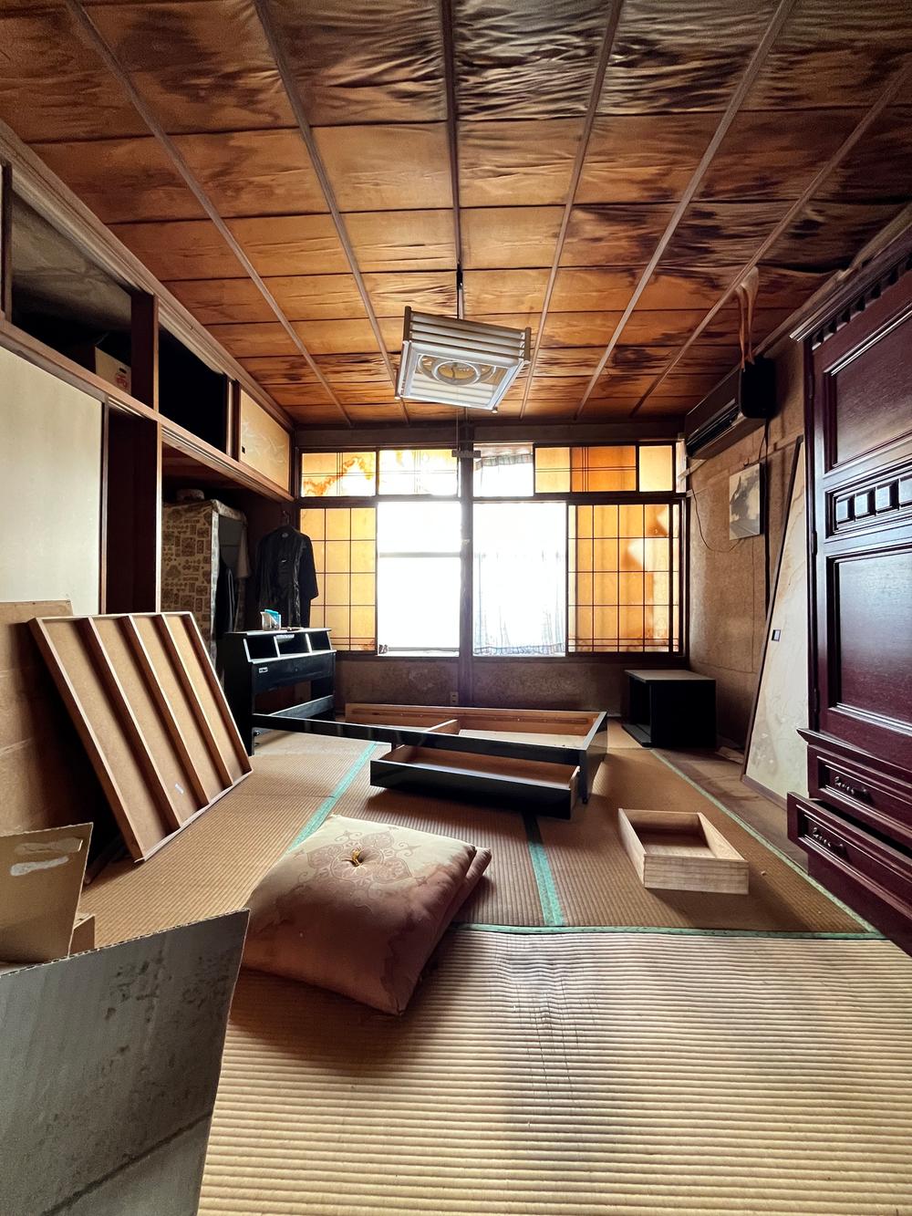 Spacious Tatami Room with Shoji Doors – Classic tatami flooring, wooden beams, and soft natural lighting.
