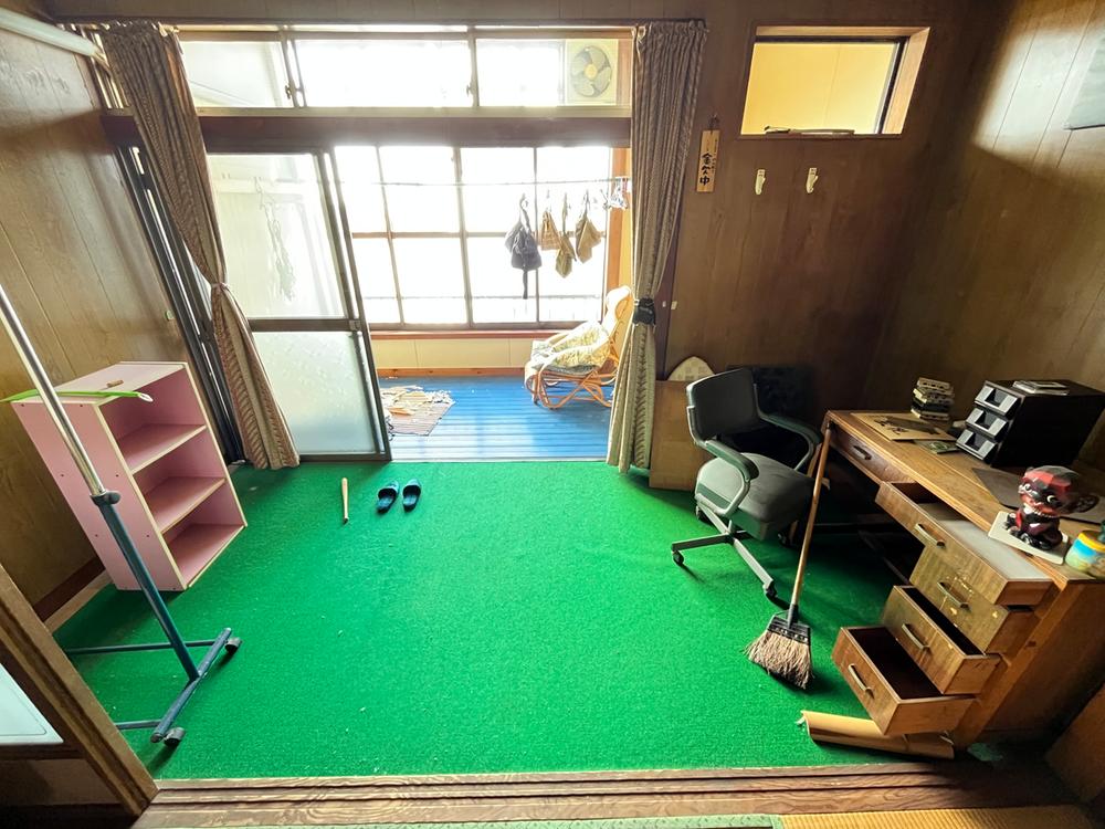 Spacious Tatami Room with Shoji Doors – Classic tatami flooring, wooden beams, and soft natural lighting.