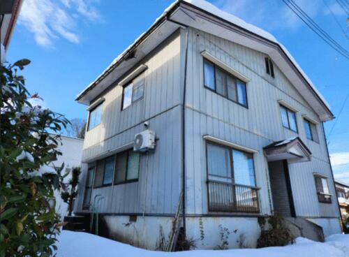 Located in Nagaoka, Niigata, this classic Japanese home is perfect for those seeking a peaceful countryside lifestyle with renovation potential. Featuring multiple tatami rooms, sliding shoji doors, and a sturdy wooden structure, this property embodies traditional charm. Old Houses Japan is here to guide you through your akiya purchase step by step and lead you through it with expert knowledge. Contact Old Houses Japan today to start your akiya purchase journey!