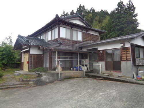 Discover the charm of rural Japan with this spacious traditional home in Nagaoka, Niigata. Old Houses Japan is here to guide you through your akiya purchase step by step and lead you through it with expert knowledge. Contact Old Houses Japan today to start your akiya purchase journey!