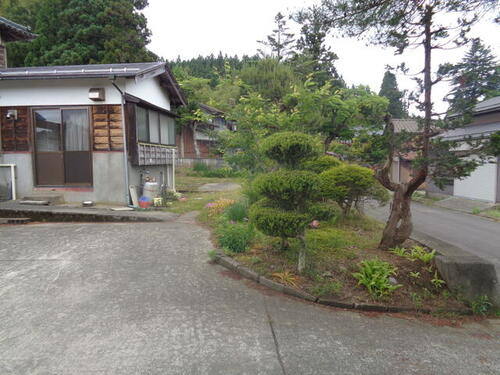 Discover the charm of rural Japan with this spacious traditional home in Nagaoka, Niigata. Old Houses Japan is here to guide you through your akiya purchase step by step and lead you through it with expert knowledge. Contact Old Houses Japan today to start your akiya purchase journey!