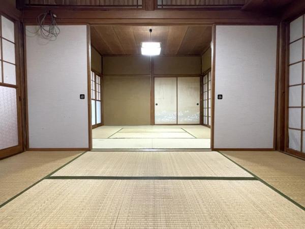 Tatami Room with Shoji Doors – A spacious Japanese-style room with tatami flooring and sliding paper doors.