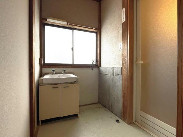 Traditional Bath Area – A bathroom with a deep soaking tub and tiled walls.