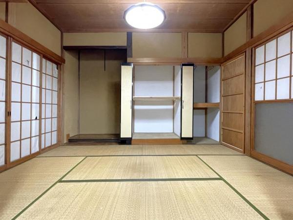 Nestled in Tsubame, Niigata, this charming traditional Japanese home offers a serene escape with spacious interiors and classic architectural details. Old Houses Japan is here to guide you through your akiya purchase step by step and lead you through it with expert knowledge. Contact Old Houses Japan today to start your akiya purchase journey!