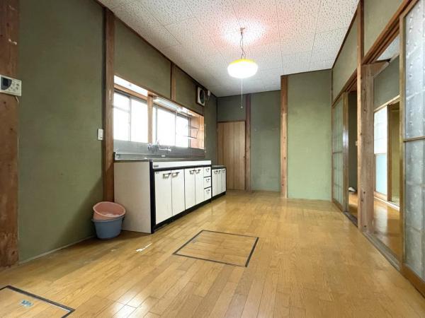 Vintage Japanese Kitchen – A kitchen area featuring wooden cabinets and a simple layout.