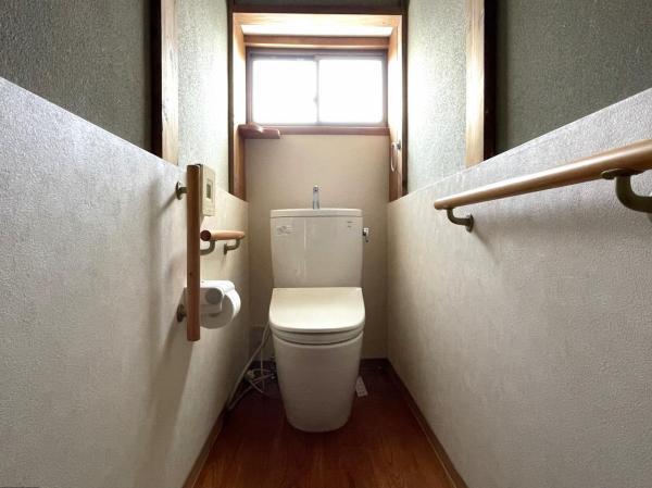 Traditional Bath Area – A bathroom with a deep soaking tub and tiled walls.