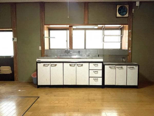 Vintage Japanese Kitchen – A kitchen area featuring wooden cabinets and a simple layout.