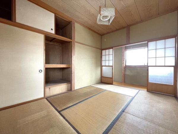 Tatami Room with Shoji Doors – A spacious Japanese-style room with tatami flooring and sliding paper doors.