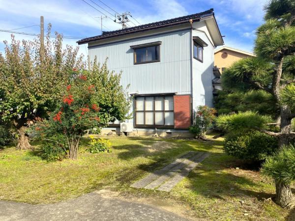 Nestled in Tsubame, Niigata, this charming traditional Japanese home offers a serene escape with spacious interiors and classic architectural details. Old Houses Japan is here to guide you through your akiya purchase step by step and lead you through it with expert knowledge. Contact Old Houses Japan today to start your akiya purchase journey!