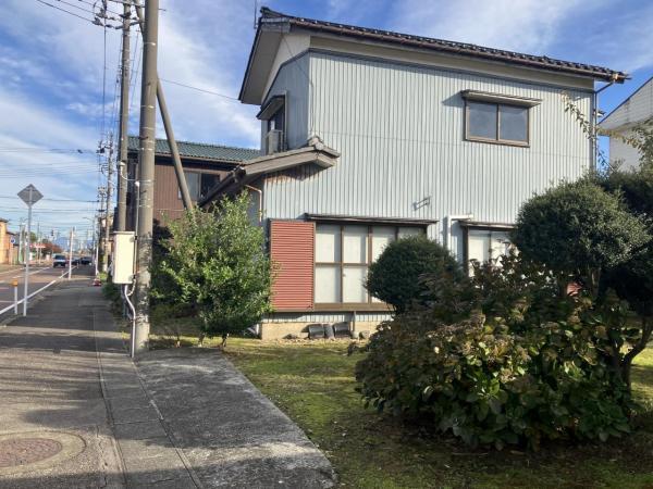 Front Exterior of the House – A traditional Japanese home with a wooden facade and sloped roof.