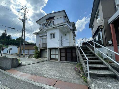 Located in Nagaoka, Niigata, this spacious traditional home is full of potential for those looking to renovate or restore a classic Japanese residence. Old Houses Japan is here to guide you through your akiya purchase step by step and lead you through it with expert knowledge. Contact Old Houses Japan today to start your akiya purchase journey!