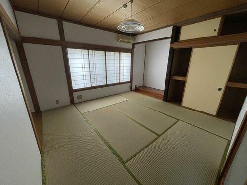Traditional Tatami Room – A bright, spacious tatami-floored room with sliding paper doors.