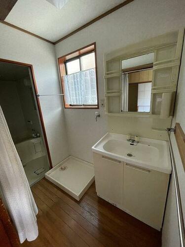 Bathroom with Deep Soaking Tub – A traditional Japanese-style bath area with tiled walls.