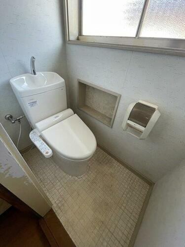 Bathroom with Deep Soaking Tub – A traditional Japanese-style bath area with tiled walls.