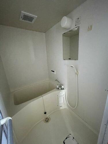 Bathroom with Deep Soaking Tub – A traditional Japanese-style bath area with tiled walls.