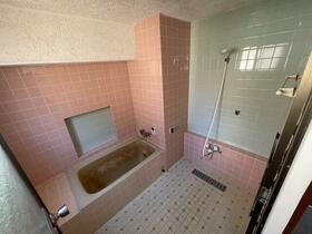 Bathroom with Deep Soaking Tub – A traditional Japanese-style bath area with tiled walls.