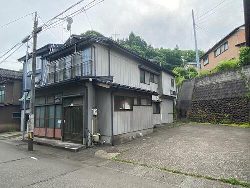 Nestled in the heart of Nagaoka, Niigata, this classic Japanese home offers a unique opportunity for restoration and personalization. Old Houses Japan is here to guide you through your akiya purchase step by step and lead you through it with expert knowledge. Contact Old Houses Japan today to start your akiya purchase journey!