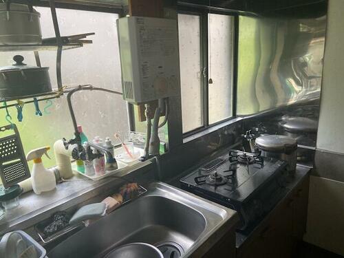 Kitchen Area – A compact yet functional kitchen with vintage cabinetry.