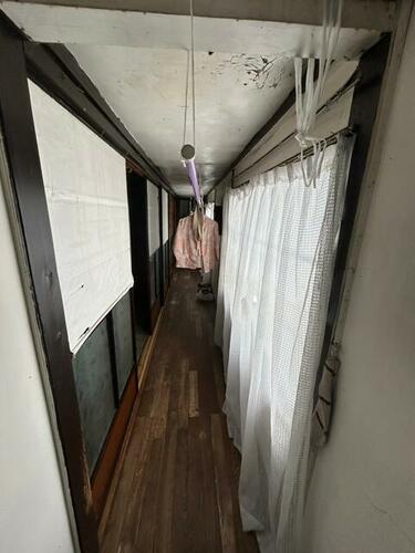 Situated in Mombetsu, Hokkaido, this traditional Japanese home offers a rare opportunity to own a spacious property in a serene coastal town. Old Houses Japan is here to guide you through your akiya purchase step by step and lead you through it with expert knowledge. Contact Old Houses Japan today to start your akiya purchase journey!