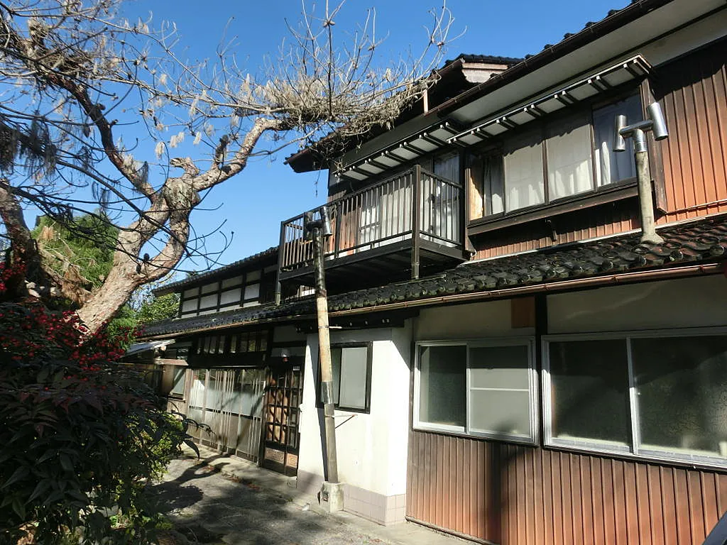 Spacious 10DK home for sale in Sado City! Features a barn, storehouse, and nearby farmland. Located near Ryotsu Baseball Stadium. Ideal for renovation or countryside living. Contact us today!