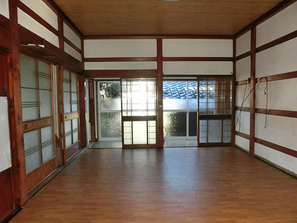 Spacious 10DK home for sale in Sado City! Features a barn, storehouse, and nearby farmland. Located near Ryotsu Baseball Stadium. Ideal for renovation or countryside living. Contact us today!