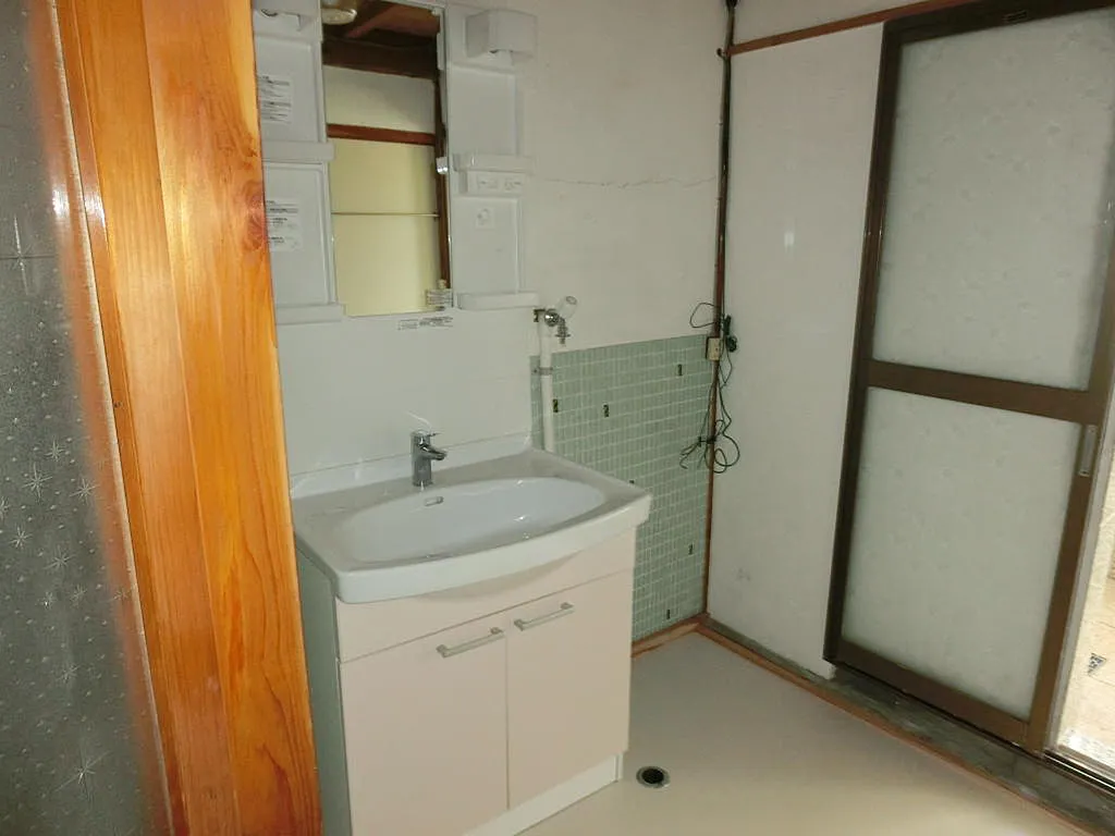 Spacious 10DK home for sale in Sado City! Features a barn, storehouse, and nearby farmland. Located near Ryotsu Baseball Stadium. Ideal for renovation or countryside living. Contact us today!