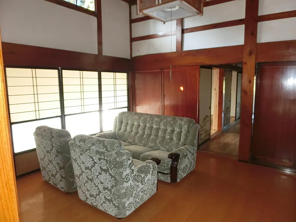 Spacious 10DK home for sale in Sado City! Features a barn, storehouse, and nearby farmland. Located near Ryotsu Baseball Stadium. Ideal for renovation or countryside living. Contact us today!