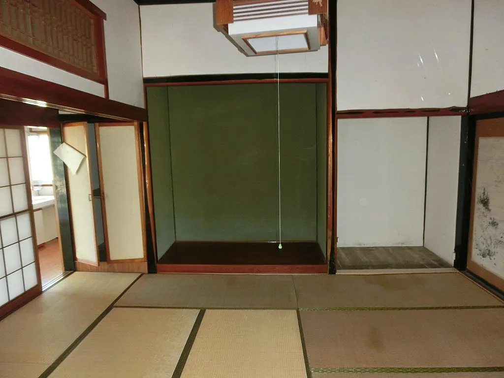 Spacious 10DK home for sale in Sado City! Features a barn, storehouse, and nearby farmland. Located near Ryotsu Baseball Stadium. Ideal for renovation or countryside living. Contact us today!