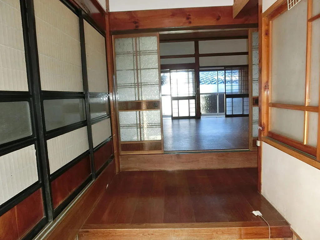 Spacious 10DK home for sale in Sado City! Features a barn, storehouse, and nearby farmland. Located near Ryotsu Baseball Stadium. Ideal for renovation or countryside living. Contact us today!