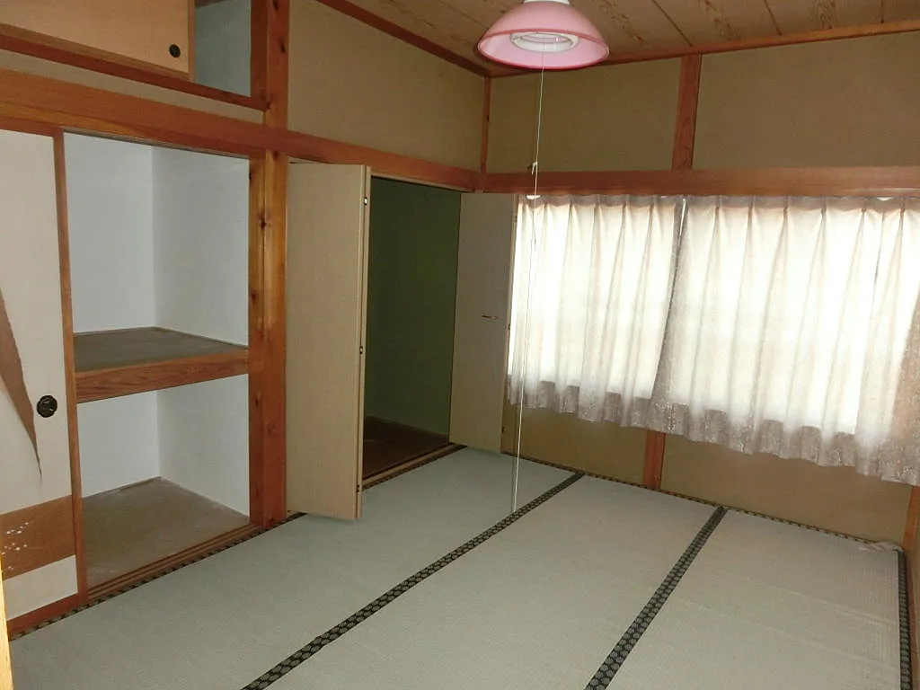 Spacious 10DK home for sale in Sado City! Features a barn, storehouse, and nearby farmland. Located near Ryotsu Baseball Stadium. Ideal for renovation or countryside living. Contact us today!