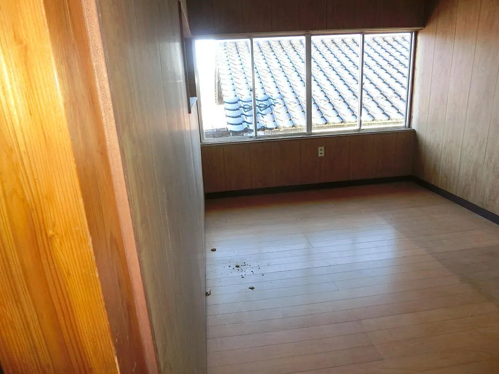 Spacious 10DK home for sale in Sado City! Features a barn, storehouse, and nearby farmland. Located near Ryotsu Baseball Stadium. Ideal for renovation or countryside living. Contact us today!