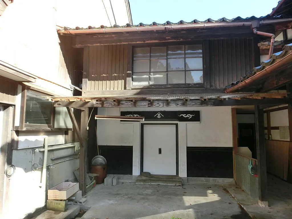 Spacious 10DK home for sale in Sado City! Features a barn, storehouse, and nearby farmland. Located near Ryotsu Baseball Stadium. Ideal for renovation or countryside living. Contact us today!