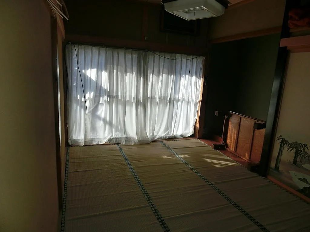 Spacious 10DK home for sale in Sado City! Features a barn, storehouse, and nearby farmland. Located near Ryotsu Baseball Stadium. Ideal for renovation or countryside living. Contact us today!