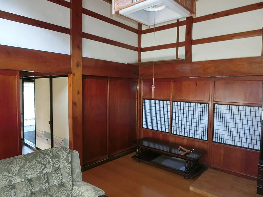 Spacious 10DK home for sale in Sado City! Features a barn, storehouse, and nearby farmland. Located near Ryotsu Baseball Stadium. Ideal for renovation or countryside living. Contact us today!