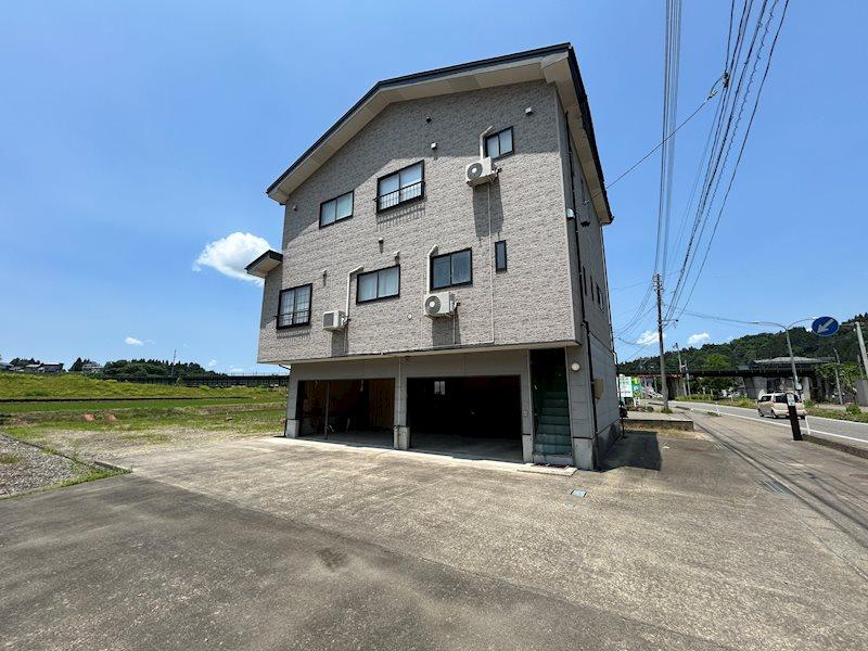 This 7-bedroom akiya in Niigata offers 6139 ft² of living space. Great for those seeking a traditional Japanese home in the countryside.