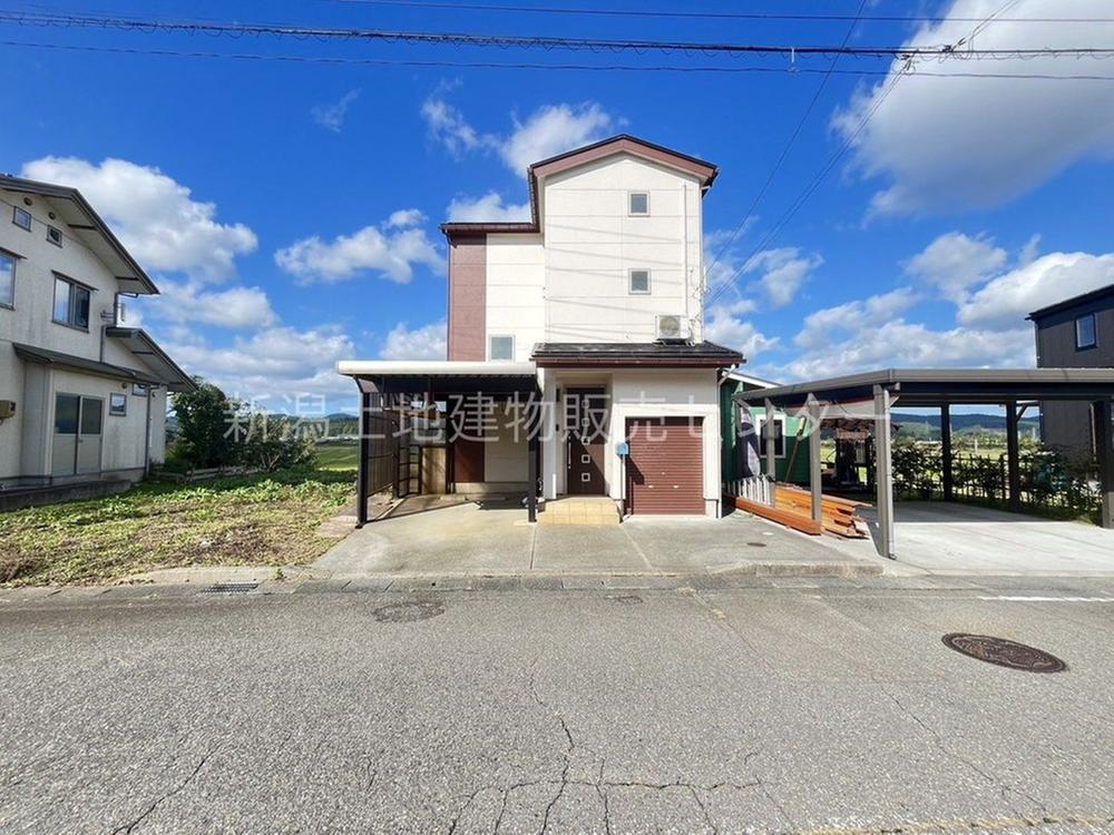 This 2-bedroom akiya in Niigata offers 2126 ft² of living space. Great for those seeking a traditional Japanese home in the countryside.