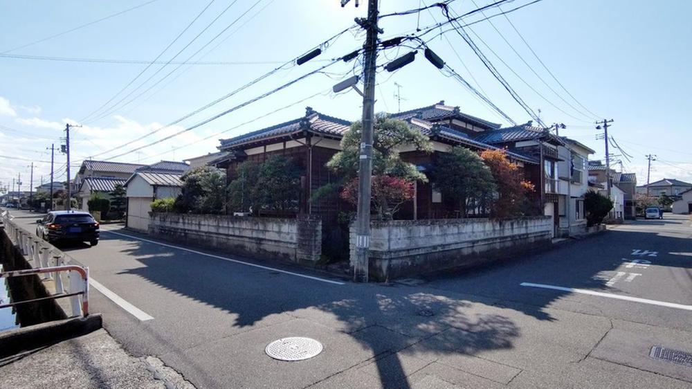 This 5-bedroom akiya in Niigata offers 3360 ft² of living space. Great for those seeking a traditional Japanese home in the countryside.
