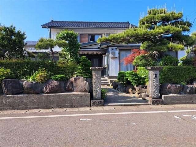 This 9-bedroom akiya in Niigata offers 4799 ft² of living space. Great for those seeking a traditional Japanese home in the countryside.
