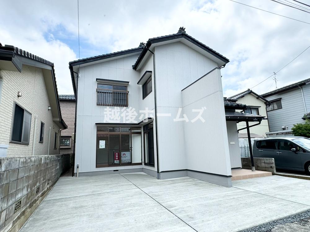 This 4-bedroom akiya in Niigata offers 1601 ft² of living space. Great for those seeking a traditional Japanese home in the countryside.