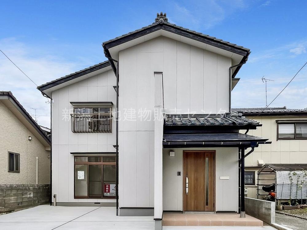 This 4-bedroom akiya in Niigata offers 1601 ft² of living space. Great for those seeking a traditional Japanese home in the countryside.